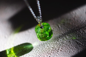 ラフォルム ガラスジュエリー ガラスアクセサリー Aquarium Cylinder ～ Spring Green ～ 『Aquarium Cylinder ～ Spring Green ～』は、黄緑の色彩を生かした胸元を彩るガラスペンダントです。…