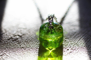 Aquarium Cylinder ～ Spring Green ～ 光を受けると内部の煌きが広がり、水中に浮かぶ小宇宙のような幻想的な表情に。 ラフォルム ガラスジュエリー ガラスアクセサリー