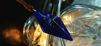 ラフォルム ガラスジュエリー ガラスアクセサリー Dreamblue ～ Gradient Planet ～ 紫と青のグラデーション加工したラメ入り八面体ペンダント。青から深い紫へと色のグラデーションと、見る角度や光の当たり方により美しいラメの輝き…