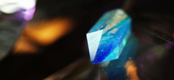 BLUE CRYSTAL 先端が鋭く尖っている六角錐です。 ラフォルム ガラスジュエリー ガラスアクセサリー