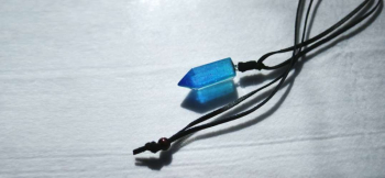 BLUE CRYSTAL 本牛革コードが着いています。 ラフォルム ガラスジュエリー ガラスアクセサリー