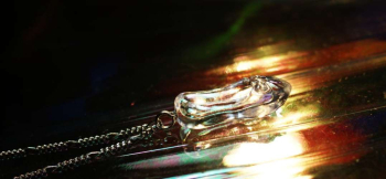 Cinderella dreams(ガラスの靴タイプネックレス) 光を透過して美しく煌きます。 ラフォルム ガラスジュエリー ガラスアクセサリー