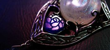 Illusional crest ～ 幻影の紋章 ～ バラはステンドグラス風の表現を彫刻で施しました。 ラフォルム ガラスジュエリー ガラスアクセサリー