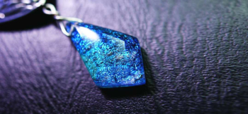 Illusional crest ～ 幻影の紋章 ～ ダイクロガラスを使用し、ブルー系のグラデーション加工を施しました。 ラフォルム ガラスジュエリー ガラスアクセサリー