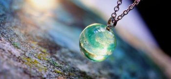 ラフォルム ガラスジュエリー ガラスアクセサリー Aqua sphere / ペンダント 水の世界を透明な球(スフィア)の中に封じ込めたような神秘的なイメージの球体タイプペンダントです。見る角度や光の当たり方でさまざまな表情をお楽しみいただけます。…