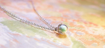 プチしずく ~ Gentle green ~ 優しいグリーンに銀の箔を散らしています。 ラフォルム ガラスジュエリー ガラスアクセサリー
