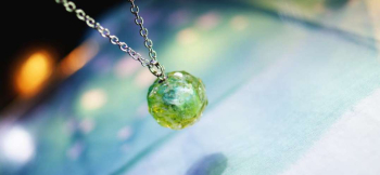 ラフォルム ガラスジュエリー ガラスアクセサリー Petit Iceball 淡いブルーとグリーンを小さな球体へ重ねた、氷の粒のようなペンダントトップです。ふっくらとした変形ドロップの内部へイリデセント（ラメ）と気泡を施し、爽やかな色彩の中に細かな…