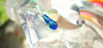 ラフォルム ガラスジュエリー ガラスアクセサリー HOLY WATER ～ 聖水のしずく ～ コバルトブルーやライトアクアマリンブルーなどの優しいブルー系を使用しました。また、ガラスの王様と呼ばれるダイクロガラスも使用してマーブルデザインにしていま…
