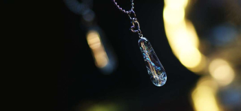ラフォルム ガラスジュエリー ガラスアクセサリー Jewel rain 無色透明の細身のしずくに、青や金、虹色の光が雨の筋のように流れています。数種類のダイクロガラスをマーブル状に重ね、正面からは繊細な線を、角度を変えると色彩豊かな煌きを楽しめるよ…