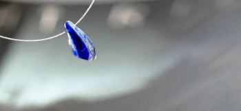 ラフォルム ガラスジュエリー ガラスアクセサリー Blue snow drop 冬の青空に急に現れた雪雲から、ひとつの雪粒が降ってきました。その粒はなんと青く神秘的に輝きます。そんな夢のような可愛らしい小粒のドロップタイプです。コードは肌に優しく身…