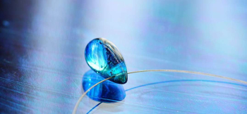 人魚のBlue tear 見る角度や光の当たり方で、様々な色合いやキラメキをお楽しみいただけます。 ラフォルム ガラスジュエリー ガラスアクセサリー