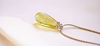 Dichroic amber drop ～ 琥珀色の涙 ～ シンプルなドロップタイプのフォルムです。 ラフォルム ガラスジュエリー ガラスアクセサリー