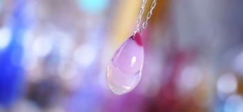 ラフォルム ガラスジュエリー ガラスアクセサリー 氷の薔薇 ～ Warmth of Holy Night ～ 降り積もった雪、キラキラとしたネオンサインや聖夜の雰囲気はピンク色に染まる幸せの夜。優しく可愛らしい蕾のようなデザイン。ふっくらとした立体…