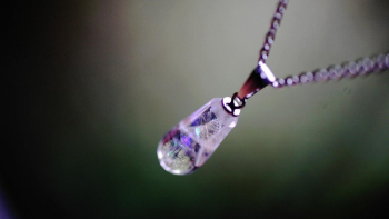 Jewel rain ～ 空に架ける夢 ～ 見る角度や光の当たり方で様々な表情をお楽しみいただけます。 ラフォルム ガラスジュエリー ガラスアクセサリー