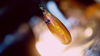 温もりを胸に抱いて 存在感のあるサイズのメモリアルペンダント。 ラフォルム ガラスジュエリー ガラスアクセサリー