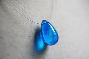 ラフォルム ガラスジュエリー ガラスアクセサリー 氷姫のBlue tear 澄み渡る青の透明感と、静かに輝く光の表情を閉じ込めたガラスペンダント。
まるで凍てついた世界の中で生まれた、一粒の涙のような美しい雫。ダイクロガラスの煌きが光を受け、マー…