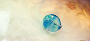 Blue rainbow ふっくらした不定形の可愛らしいフォルムです。 ラフォルム ガラスジュエリー ガラスアクセサリー