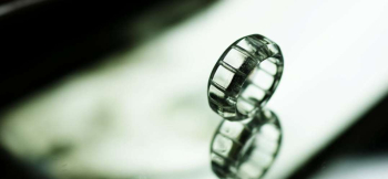 ラフォルム ガラスジュエリー ガラスアクセサリー PURE CRYSTAL RING 色を加えない無色透明のガラスだからこそ、カットと光の美しさが際立つリングです。幅を揃えた平打ちの輪をベースに、中央と両側へ正方形の面を連続して刻み、透明な表面に端…