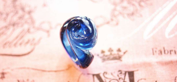ラフォルム ガラスジュエリー ガラスアクセサリー perfume of "BLUE ROSE" ブルーローズは魅力的なバラ・・・。
そんなバラをモチーフにリングに仕上げました。トップ部分にバラを配し、枝や弦をリング部分に見立てています。透明のブル…