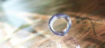 ラフォルム ガラスジュエリー ガラスアクセサリー Mystical ring 『Mystical ring』は、紫の色彩を生かした指元を彩るガラスリングです。
神秘的な色合いと、素敵なフォルムのリングです。ベースの淡いラベンダー色は、紫外線に反応…