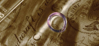 Mystical ring 自然光には優しいラベンダーの色合いです。 ラフォルム ガラスジュエリー ガラスアクセサリー