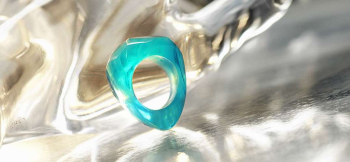ラフォルム ガラスジュエリー ガラスアクセサリー BLUE ICE RING 『BLUE ICE RING』は、青緑、青の色彩を生かした指元を彩るガラスリングです。
氷のかけらをそのままリングにしたような、世界にひとつの素敵なアイスロックリングで…