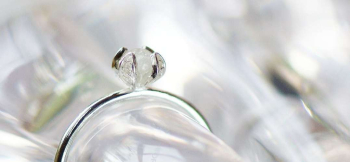 つぼみ ~ White sphere ~ 内部に「思い出の大切なもの」を封入した小さなトップ。 ラフォルム ガラスジュエリー ガラスアクセサリー