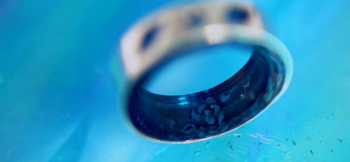 Proof of love ～ Blue Rose ～ ガラス越しにシルバー部分の模様が見えます。 ラフォルム ガラスジュエリー ガラスアクセサリー