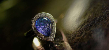 ラフォルム ガラスジュエリー ガラスアクセサリー Dichroic engraving ring 『Dichroic engraving ring』は、ガラスの透明感と光の表情を生かした指元を彩るガラスリングです。
エングレービング(engrav…