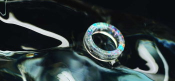 ラフォルム ガラスジュエリー ガラスアクセサリー Dichroic princess crown ～ Rebirth ～ 思い出のガラスリングを新しい形へ磨き直し、平打ちのすっきりとしたフォルムへ生まれ変わらせました。以前のふっくらとした輪郭から印…