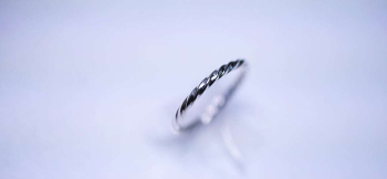 ラフォルム ガラスジュエリー ガラスアクセサリー TWIST RING 『TWIST RING』は、グレーの色彩を生かした指元を彩るガラスリングです。
大切なお形見の石付きのリングをリメイクさせていただいた、世界にひとつのオリジナルデザインリング…