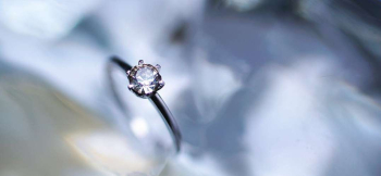 ラフォルム ガラスジュエリー ガラスアクセサリー CHATON RING 『CHATON RING』は、ガラスの透明感と光の表情を生かした指元を彩るガラスリングです。
大切なお形見の石付きのリングをリメイクさせていただいた、世界にひとつのシンプル…