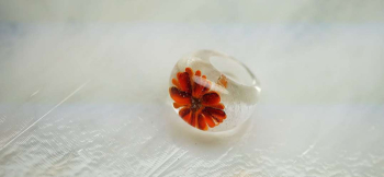 神秘なるあなたへ オレンジ色の大輪のガーベラの花をあしらいました。 ラフォルム ガラスジュエリー ガラスアクセサリー