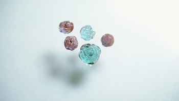 Saphiret Rose お手持ちのチェコガラス「サフィレット」のルースから、世界にひとつのオリジナルバラのリングトップ5点に仕上げました。 ラフォルム ガラスジュエリー ガラスアクセサリー