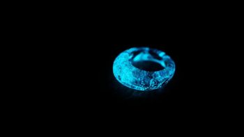 星空に煌く永遠の愛 暗闇では神秘的な光を放ちます。 ラフォルム ガラスジュエリー ガラスアクセサリー