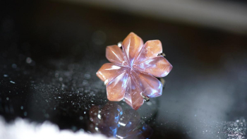 Ancient mysterious flower 見る角度や光の当たり方で、ブルー、ラベンダー、ピンクなどの色味に刻々と変化していきます。 ラフォルム ガラスジュエリー ガラスアクセサリー