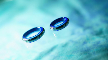 Titanium love ~ 永遠の愛 ~ ガラスリングの周囲にチタン製リングを設置しています。 ラフォルム ガラスジュエリー ガラスアクセサリー