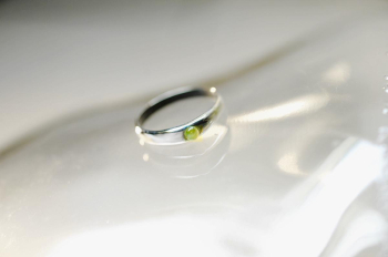 ラフォルム ガラスジュエリー ガラスアクセサリー みどりのたからもの ～ Memory Ring ～ 保育園のお泊まり会で出会った、あの日の宝物。幼い手で拾いあげた緑のガラスは、いつしか時を超えて、大切な思い出の輝きをそのままに、ひとつのリングへと…