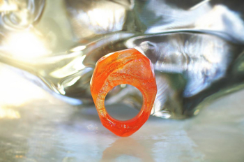 ラフォルム ガラスジュエリー ガラスアクセサリー Shining energy crystal 沸き上がるエナジーを閉じ込めた氷のかけら。見る角度や光の当たり方で多彩な表情が楽しめるオーダーメイドアイスロックリング。オレンジ系の美しい色彩と細かな煌…
