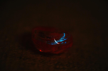 Shining energy crystal 暗闇では蓄光の淡いブルーの光が魅力的。 ラフォルム ガラスジュエリー ガラスアクセサリー