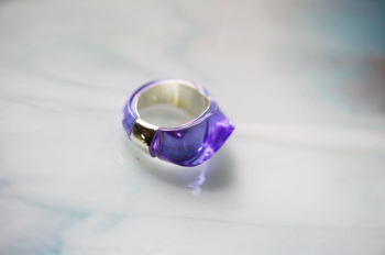 Eternal Harmony ～ Violet Reflection ～ 光を透かして柔らかく輝くラベンダーカラーのバカラ(Baccarat)のガラスリング。紫外線の強さで色味が変化します。 ラフォルム ガラスジュエリー ガラスアクセサリー