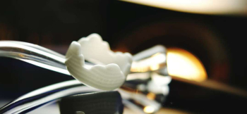 ラフォルム ガラスジュエリー ガラスアクセサリー Lace of Pure-whiteⅡ ホワイトを素材にレース風のカットや彫刻を施しています。ガラスを重ね合わせて細かな模様を表現するように制作しています。プリンセス風の素敵な優しさを感じさせてくれ…