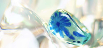 Blue Gerbera ～ 青き水鏡 ～ トップ部分内部に大輪のガーベラ一輪、そしてそこから流れるように茎や花びらのようなデザインを施しています。 ラフォルム ガラスジュエリー ガラスアクセサリー