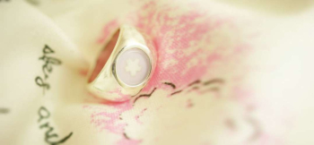 ラフォルム ガラスジュエリー ガラスアクセサリー Basic collaboration ring ～ 桜  ～ 淡い桜色のガラスを、Silver925製の幅広リングへ組み合わせたコラボレーション作品です。やさしいペタルピンクのトップには一枚の桜を…