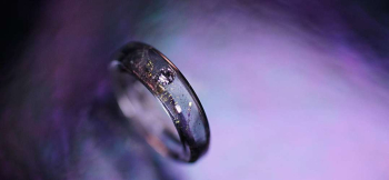 ラフォルム ガラスジュエリー ガラスアクセサリー Engagement ring (From Y to A) 『Engagement ring (From Y to A)』は、グレーの色彩を生かした指元を彩るガラスリングです。
グレーの透明色をベ…