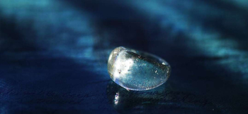 ラフォルム ガラスジュエリー ガラスアクセサリー Chic Universe ～ ring ～ 青とグレーが静かに溶け合うガラスの中へ、星屑を思わせる繊細なイリデセント（ラメ）を施しました。落ち着いたブルーグレーは光の下で淡い水色や銀色へ変化し、曇…