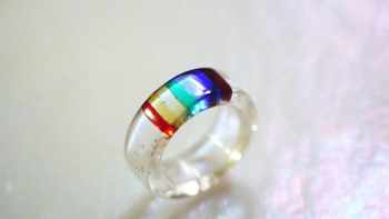 ラフォルム ガラスジュエリー ガラスアクセサリー Beyond the rainbow 虹色の世界と透明な世界をひとつのリングの中に表現した、オリジナルリングが完成いたしました。虹色の7色のグラデーション、暗闇での蓄光加工、銀色の箔の煌き。透明なリ…