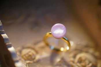 ラフォルム ガラスジュエリー ガラスアクセサリー Lavender ～ 薄紫のハーモニー ～ 紫外線の強さで変化するラベンダー色の神秘的な美しさを表現したシンプルな円形ドーム型トップのリング。柔らかなラベンダーの色合いが、日光を浴びるたびに少しずつ…