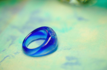 Blue Sea Paradise ～ 光の楽園 ～ 日中の太陽光の下でも、暗闇の中でも、異なる美しさを楽しめるリング。 ラフォルム ガラスジュエリー ガラスアクセサリー