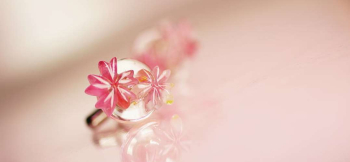 ラフォルム ガラスジュエリー ガラスアクセサリー ほほえみ桜 ～ 優しさの花 ～ 大小の可憐な桜の花を大胆にあしらった、優しい雰囲気のカフス・左右セットが完成いたしました。柔らかなピンク色のマーブル模様の桜の花が可愛らしくほほえみます。